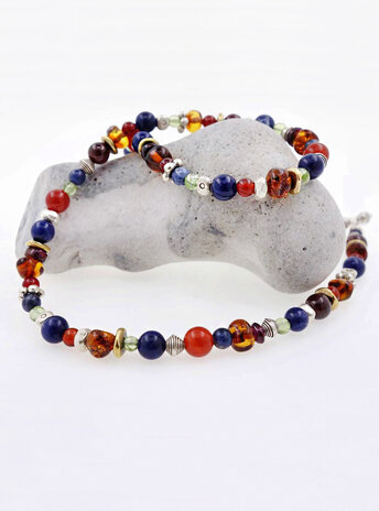 Halskette aus Silber, Messing und Farbedelsteinen Halskette aus Silber, Messing und Farbedelsteinen