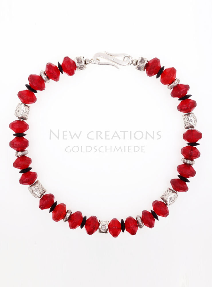 Halskette aus antiken Glasperlen, Kokosnussscheiben und Silber Halskette aus antiken Glasperlen, Kokosnussscheiben und Silber