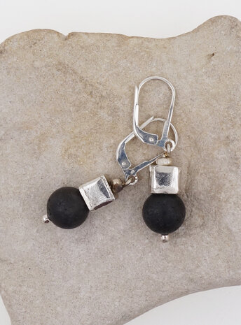 Ohrringe Lavasteinkugel, Silberwürfel