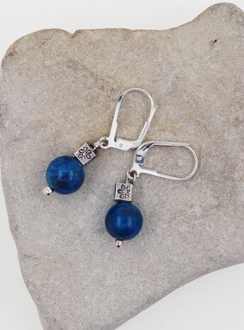 Ohrringe aus Apatitkugel und Silberwürfel Ohrringe aus Apatitkugel und Silberwürfel