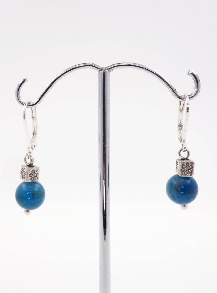 Ohrringe aus Apatitkugel und Silberwürfel Ohrringe aus Apatitkugel und Silberwürfel