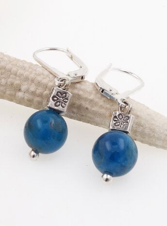 Ohrringe aus Apatitkugel und Silberwürfel Ohrringe aus Apatitkugel und Silberwürfel