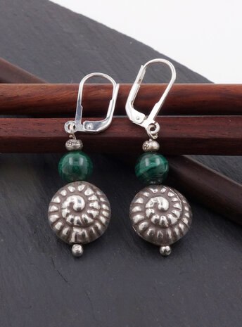 Ohrringe aus Malachit und Silberschnecke