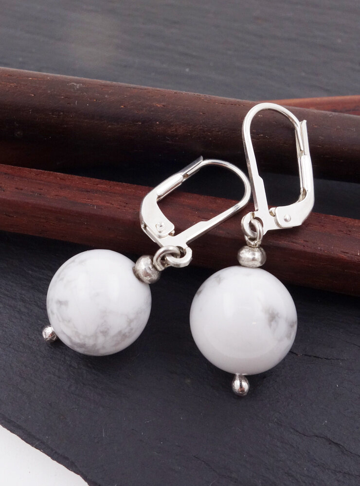 Ohrringe aus Howlithkugeln und Silber Ohrringe aus Howlithkugeln und Silber