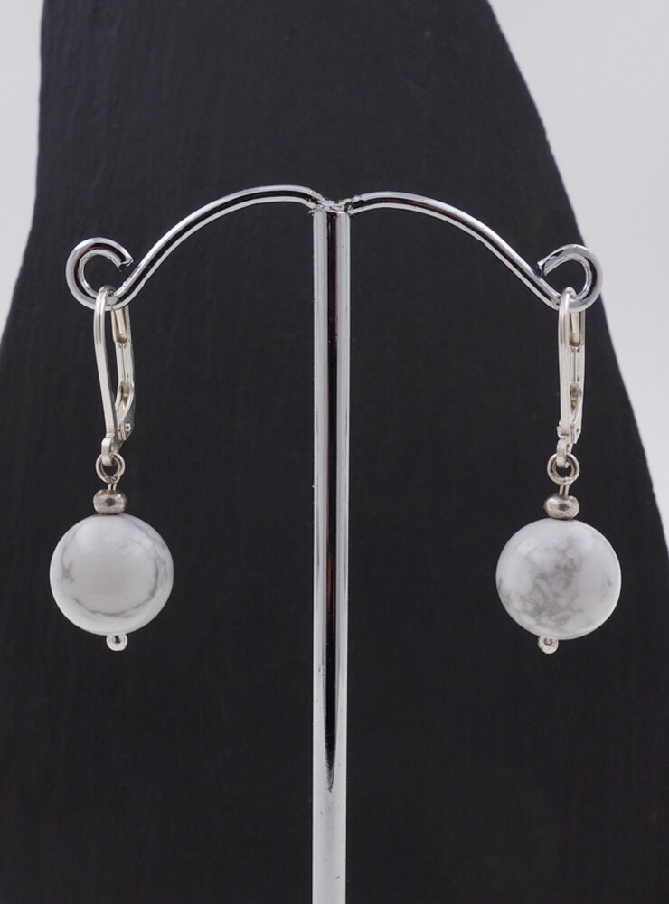 Ohrringe aus Howlithkugeln und Silber Ohrringe aus Howlithkugeln und Silber