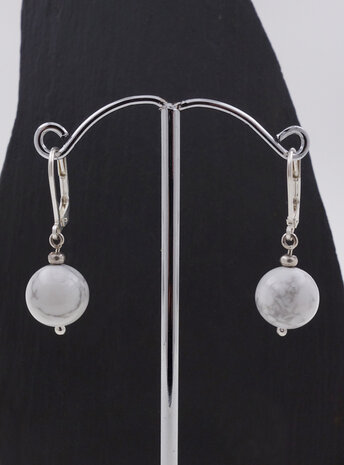 Ohrringe aus Howlithkugeln und Silber Ohrringe aus Howlithkugeln und Silber