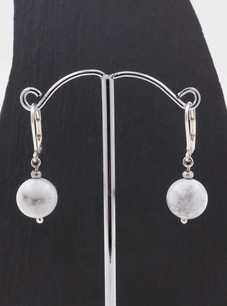 Ohrringe aus Howlithkugeln und Silber Ohrringe aus Howlithkugeln und Silber