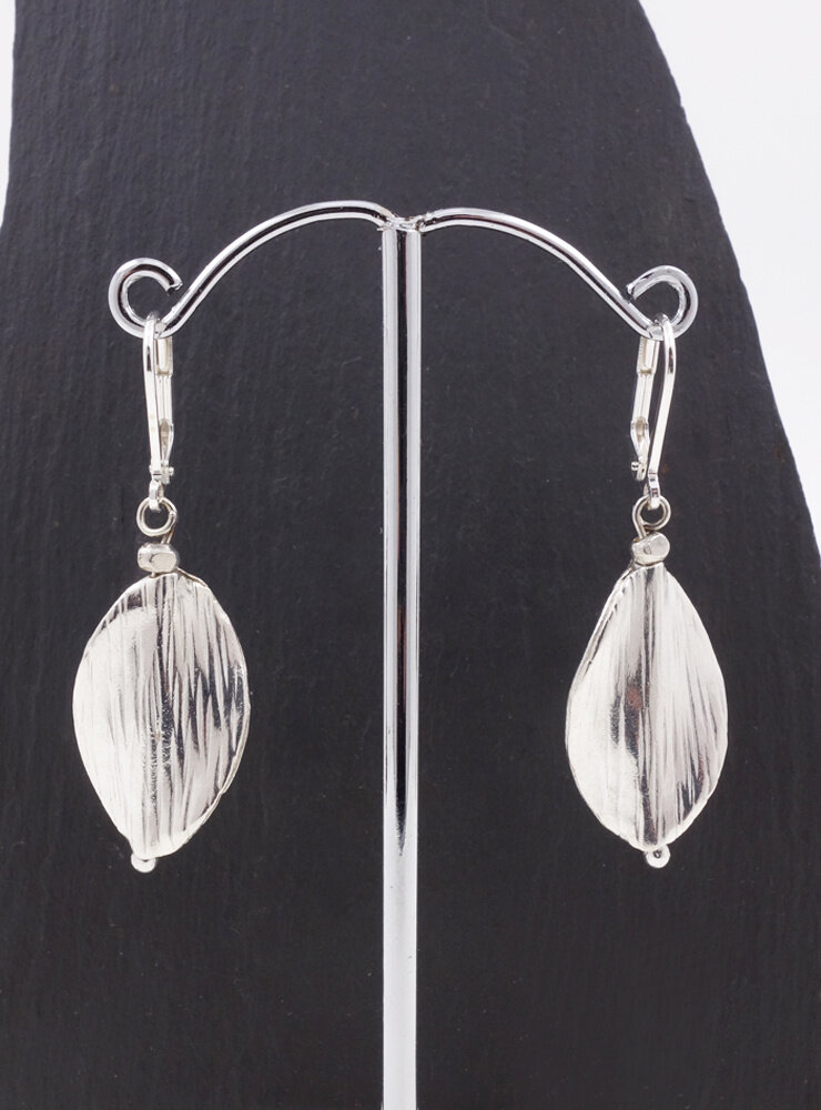 Attraktive handgemachte Ohrringe aus Silber Attraktive handgemachte Ohrringe aus Silber