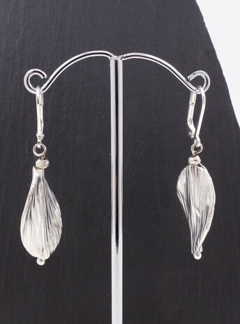 Attraktive handgemachte Ohrringe aus Silber Attraktive handgemachte Ohrringe aus Silber