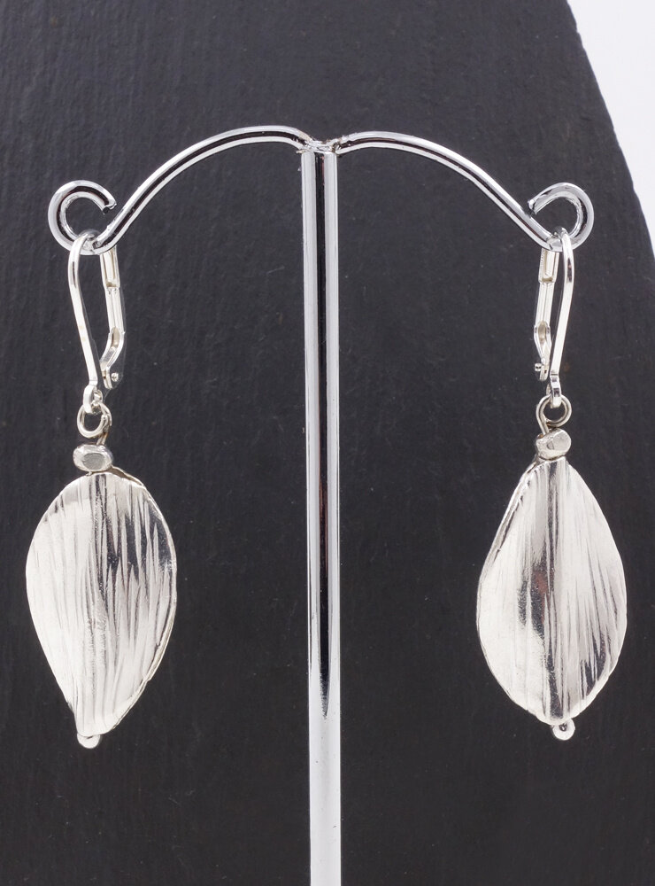 Attraktive handgemachte Ohrringe aus Silber Attraktive handgemachte Ohrringe aus Silber