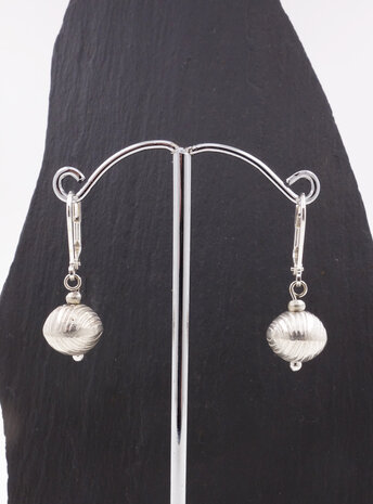 Ohrringe aus Silberkugeln Ohrringe aus Silberkugeln