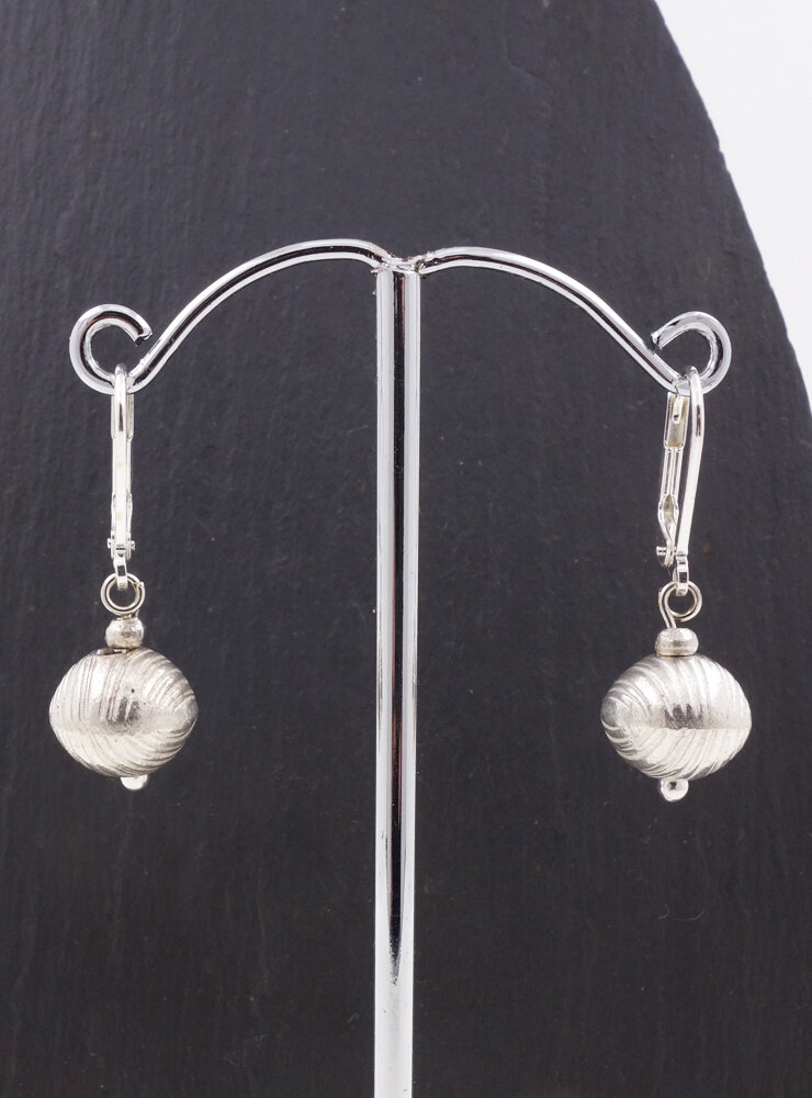 Ohrringe aus Silberkugeln Ohrringe aus Silberkugeln