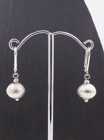 Ohrringe aus Silberkugeln Ohrringe aus Silberkugeln