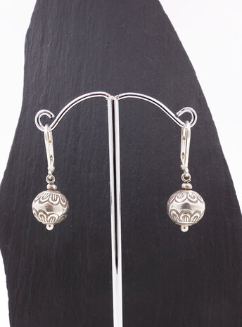 Ohrringe aus verzierten Silberkugeln Ohrringe aus verzierten Silberkugeln