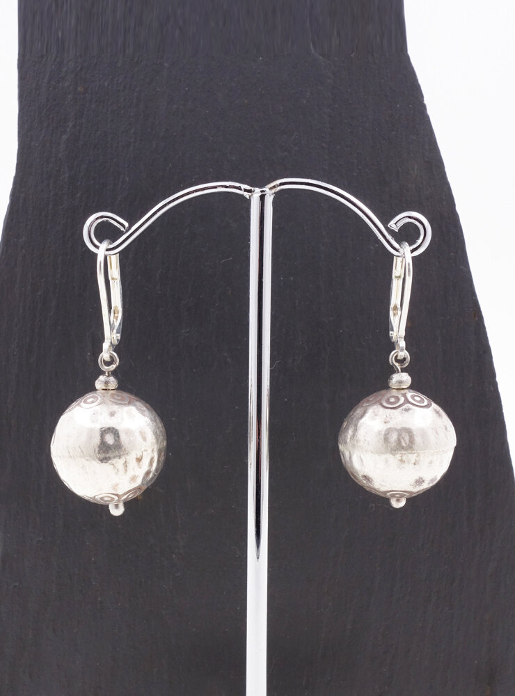 Ohrringe aus verzierten gehämmerten Silberkugeln Ohrringe aus verzierten gehämmerten Silberkugeln