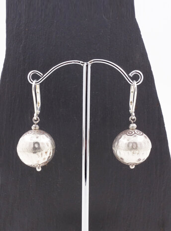 Ohrringe aus verzierten gehämmerten Silberkugeln Ohrringe aus verzierten gehämmerten Silberkugeln