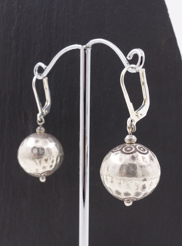 Ohrringe aus verzierten gehämmerten Silberkugeln Ohrringe aus verzierten gehämmerten Silberkugeln