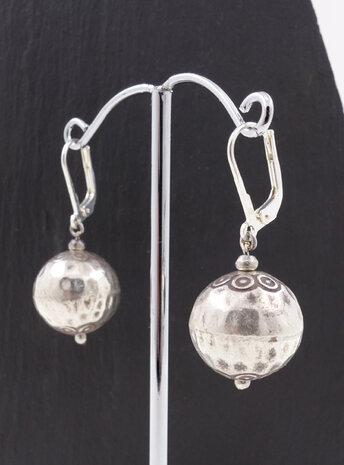Ohrringe aus verzierten gehämmerten Silberkugeln Ohrringe aus verzierten gehämmerten Silberkugeln