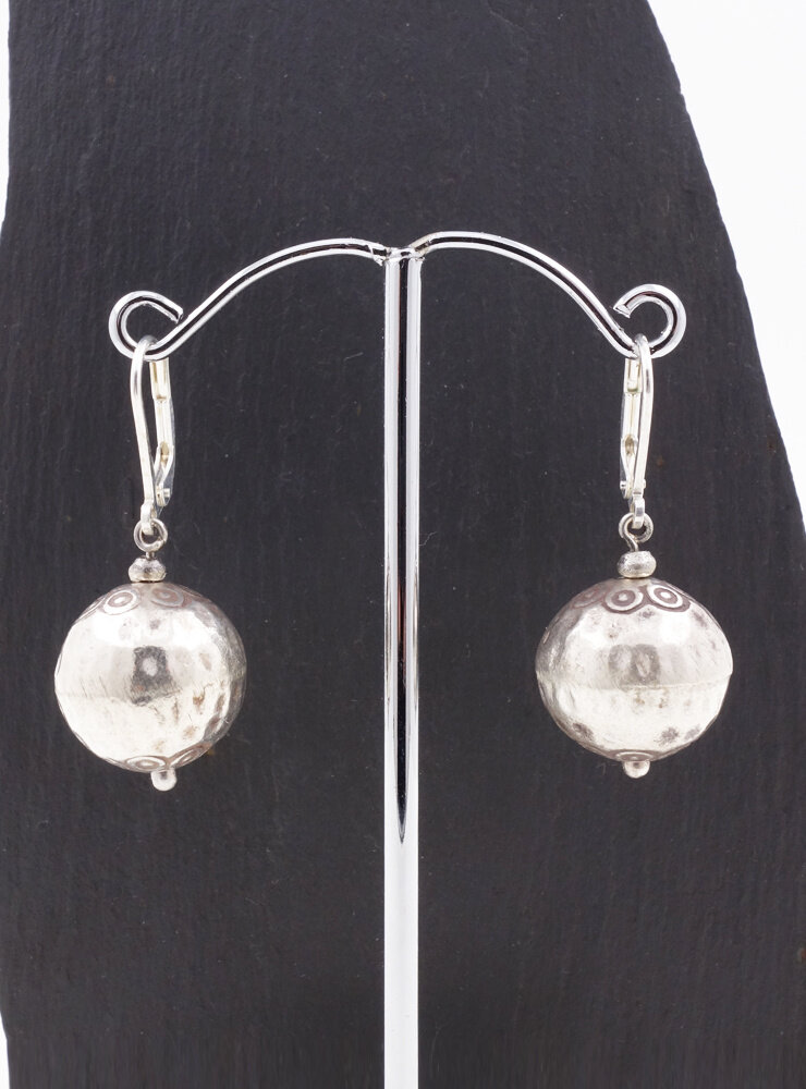 Ohrringe aus verzierten gehämmerten Silberkugeln Ohrringe aus verzierten gehämmerten Silberkugeln