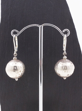 Ohrringe aus verzierten gehämmerten Silberkugeln Ohrringe aus verzierten gehämmerten Silberkugeln