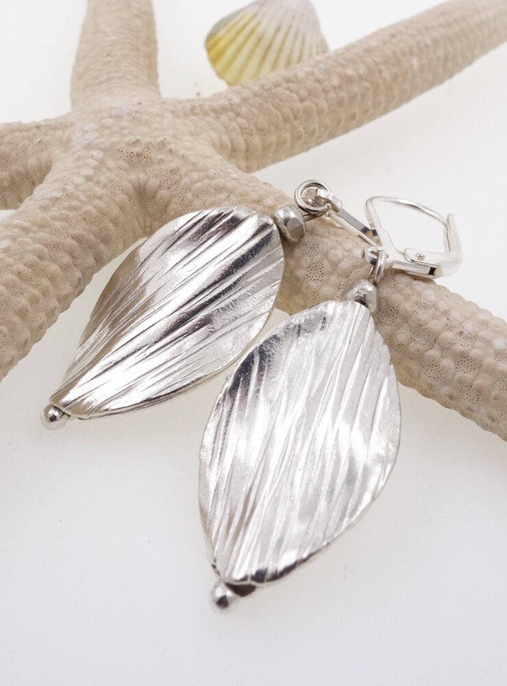 Attraktive handgemachte Ohrringe aus Silber Attraktive handgemachte Ohrringe aus Silber