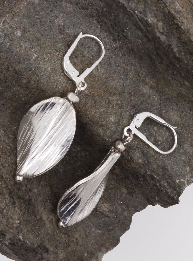 Attraktive handgemachte Ohrringe aus Silber Attraktive handgemachte Ohrringe aus Silber