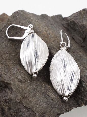 Attraktive handgemachte Ohrringe aus Silber Attraktive handgemachte Ohrringe aus Silber