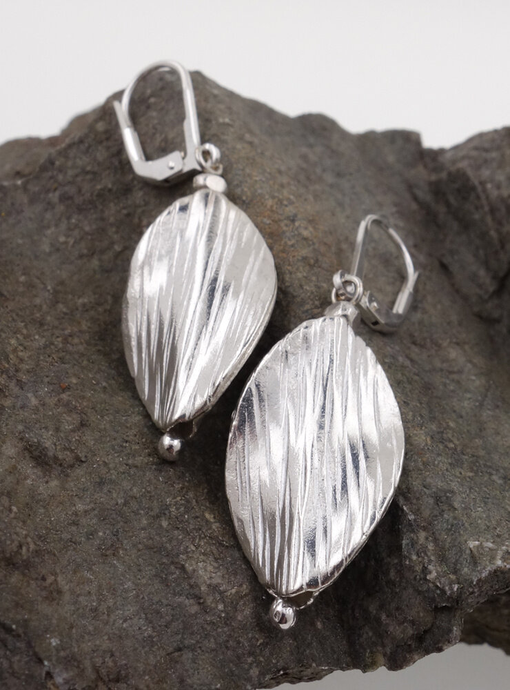 Attraktive handgemachte Ohrringe aus Silber Attraktive handgemachte Ohrringe aus Silber