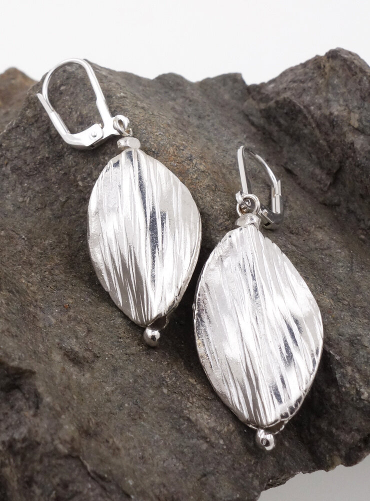 Attraktive handgemachte Ohrringe aus Silber Attraktive handgemachte Ohrringe aus Silber