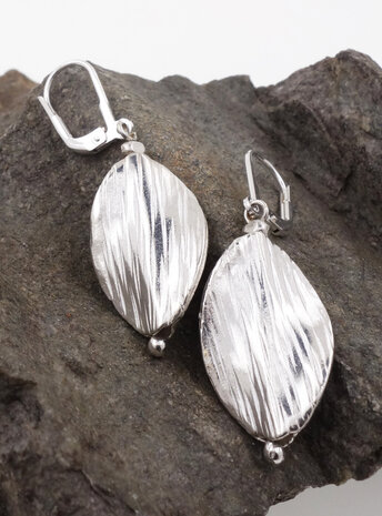 Attraktive handgemachte Ohrringe aus Silber Attraktive handgemachte Ohrringe aus Silber