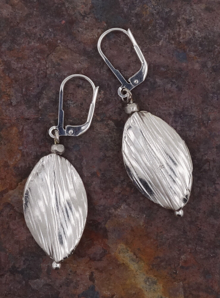 Attraktive handgemachte Ohrringe aus Silber Attraktive handgemachte Ohrringe aus Silber