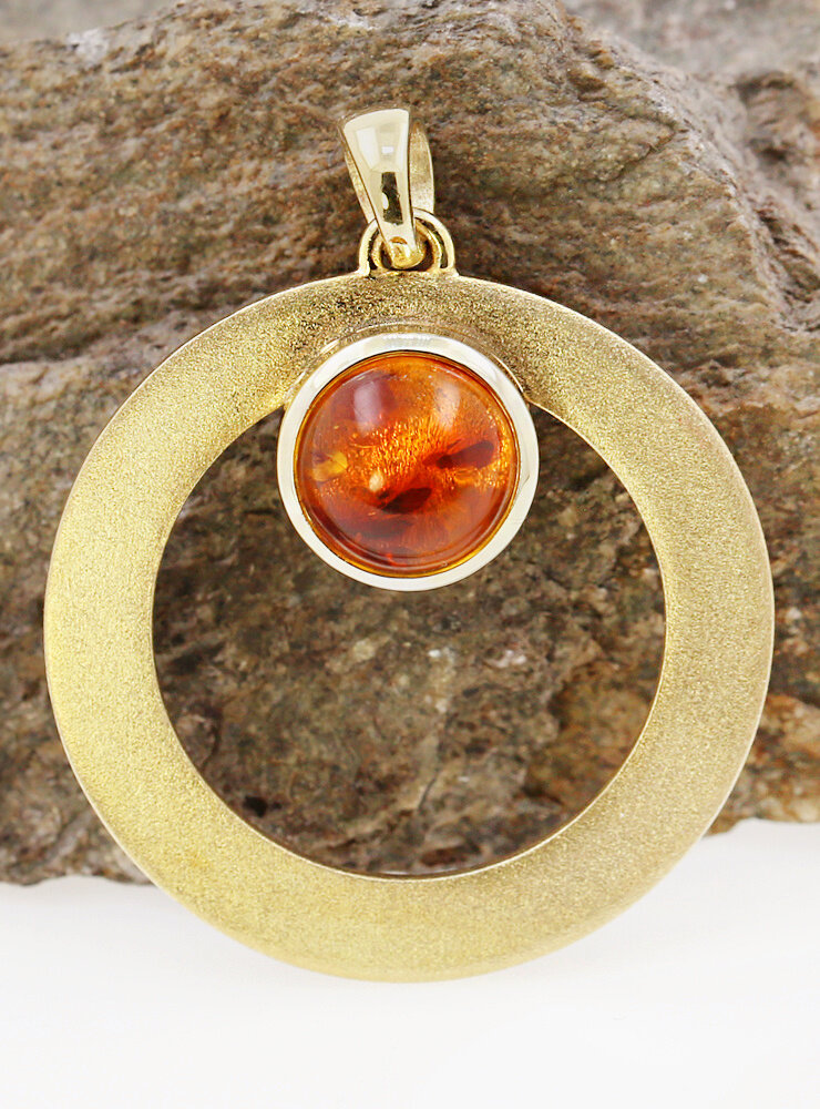 Eyecatcher: handgeschmiedeter Anhänger aus 925er Silber, vergoldet und Bernsteincabochon Eyecatcher: handgeschmiedeter Anhänger aus 925er Silber, vergoldet und Bernsteincabochon