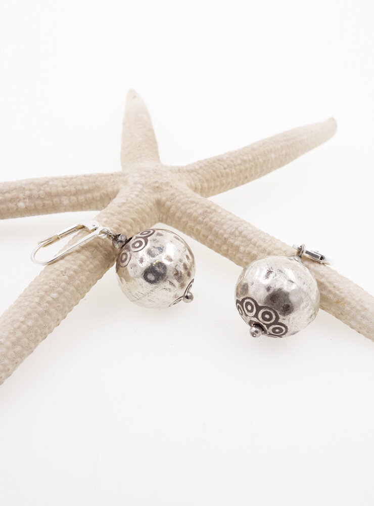 Ohrringe aus verzierten gehämmerten Silberkugeln Ohrringe aus verzierten gehämmerten Silberkugeln