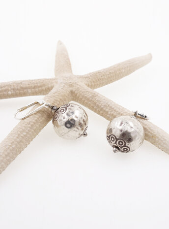 Ohrringe aus verzierten gehämmerten Silberkugeln Ohrringe aus verzierten gehämmerten Silberkugeln