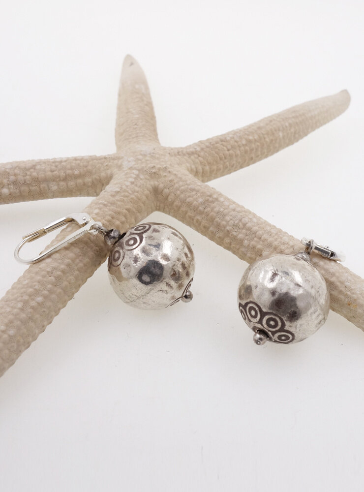 Ohrringe aus verzierten gehämmerten Silberkugeln Ohrringe aus verzierten gehämmerten Silberkugeln