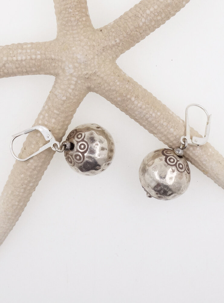 Ohrringe aus verzierten gehämmerten Silberkugeln Ohrringe aus verzierten gehämmerten Silberkugeln
