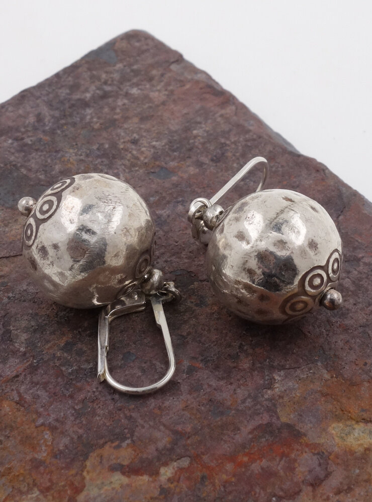 Ohrringe aus verzierten gehämmerten Silberkugeln Ohrringe aus verzierten gehämmerten Silberkugeln