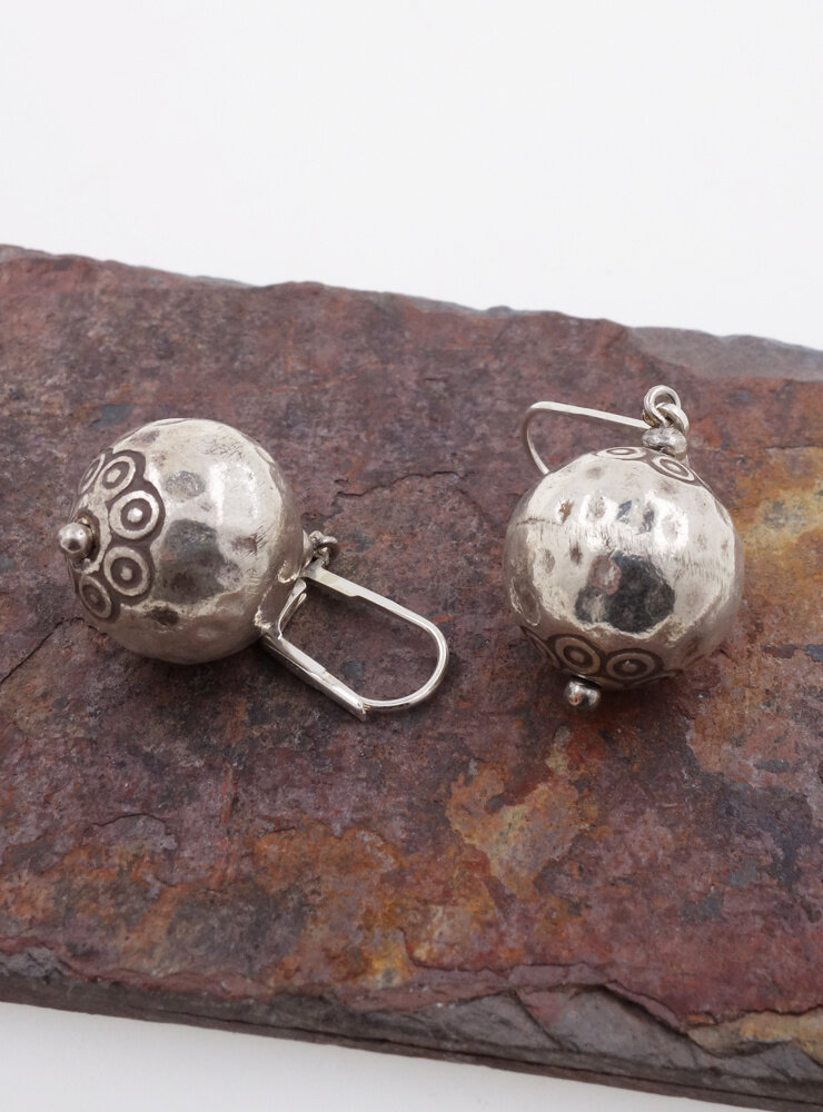 Ohrringe aus verzierten gehämmerten Silberkugeln Ohrringe aus verzierten gehämmerten Silberkugeln