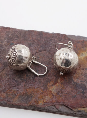Ohrringe aus verzierten gehämmerten Silberkugeln Ohrringe aus verzierten gehämmerten Silberkugeln