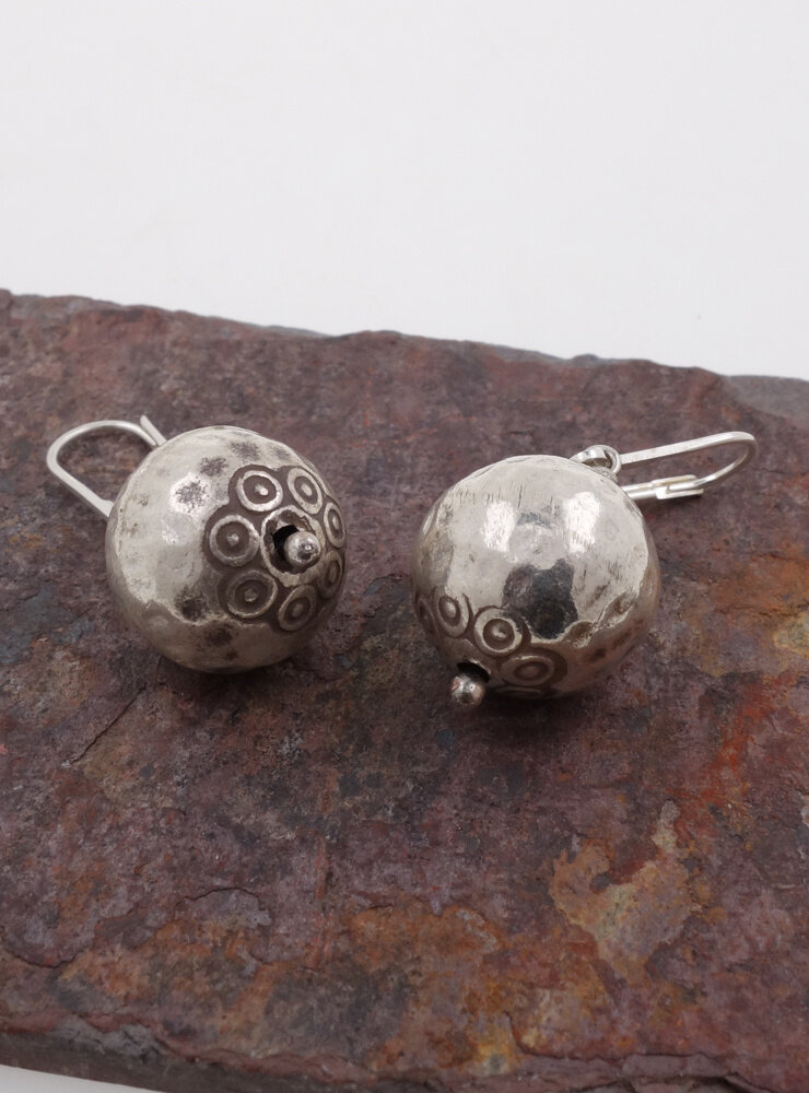 Ohrringe aus verzierten gehämmerten Silberkugeln Ohrringe aus verzierten gehämmerten Silberkugeln