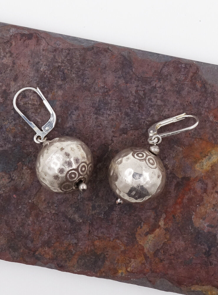 Ohrringe aus verzierten gehämmerten Silberkugeln Ohrringe aus verzierten gehämmerten Silberkugeln