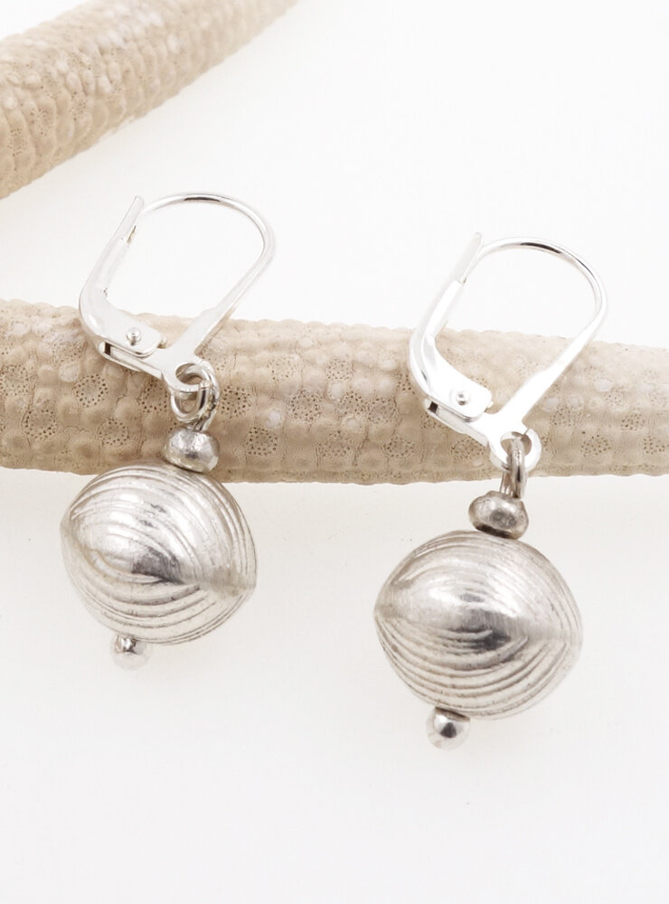 Ohrringe aus Silberkugeln Ohrringe aus Silberkugeln