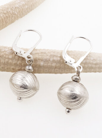 Ohrringe aus Silberkugeln Ohrringe aus Silberkugeln