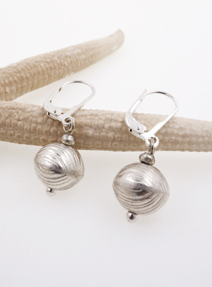 Ohrringe aus Silberkugeln Ohrringe aus Silberkugeln