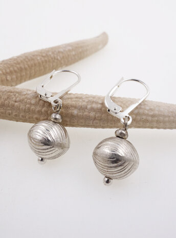 Ohrringe aus Silberkugeln Ohrringe aus Silberkugeln