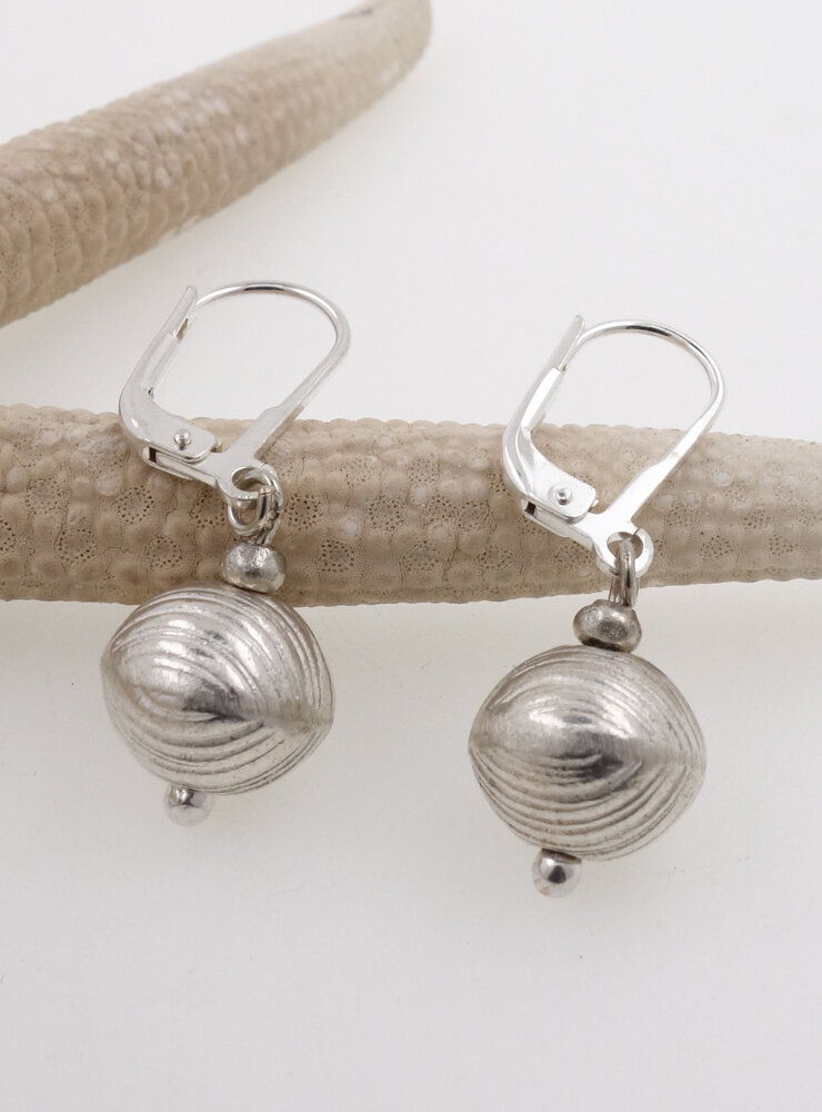 Ohrringe aus Silberkugeln Ohrringe aus Silberkugeln