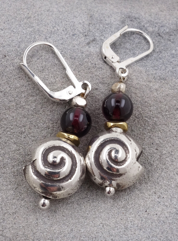 Ohrringe aus Granat, Messing und Silberschnecke