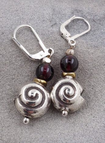 Ohrringe aus Granat, Messing und Silberschnecke