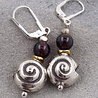 Ohrringe aus Granat, Messing und Silberschnecke