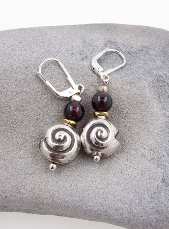 Ohrringe aus Granat, Messing und Silberschnecke